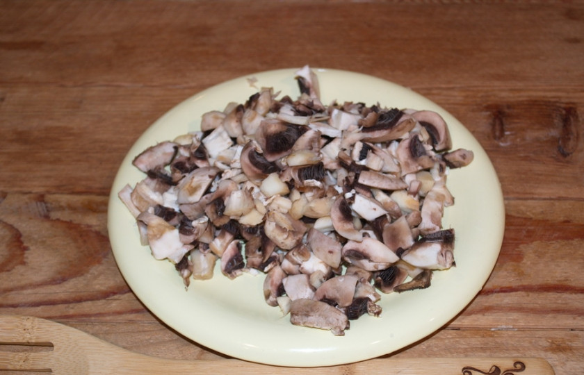 1. Этап. Грибной рулет из лаваша: Шампиньоны (или вешенку) нужно мелко нарезать.