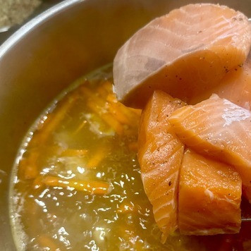 1. Этап. Суп рыбный. Дуэт осётра с сёмгой: Полчаса. При редком взбулькивании. И выложил в кастрюлю рыбу. Крупными кусками. Варил (не меняя нагрева) еще минут десять. Согласен. Для сёмги – это много. Достаточно было бы и пяти. Но! Рыба очень долго лежала. В общем, решил, на всякий случай, пусть подольше поварится.