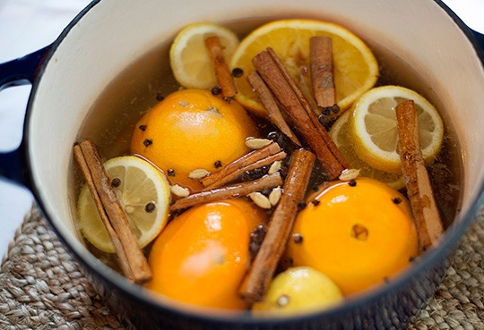 1. Этап. Белый глинтвейн: 4. Поместите цитрусовые, специи и поставьте на огонь. Томите на медленном огне.