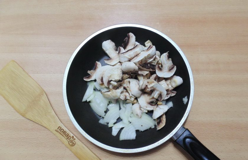 1. Этап. Сырная запеканка: Репчатый лук и шампиньоны очистите, помойте и нарежьте. Выложите в сковороду.