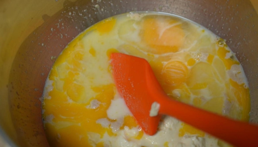 1. Этап. Дрожжевые ватрушки: В молоко добавляем яйца, сахар, соль, сметану и взбиваем вместе.