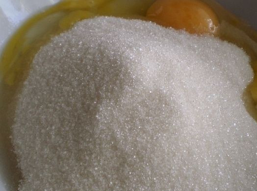 1. Этап. Печенье из моркови: Взбиваем яйца с сахаром.