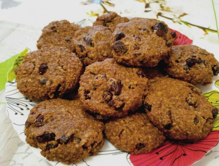 1. Этап. Заварное овсяное печенье: Выпекайте заварное овсяное печенье при температуре 190 градусов в течение 20-25 минут до золотистого цвета.