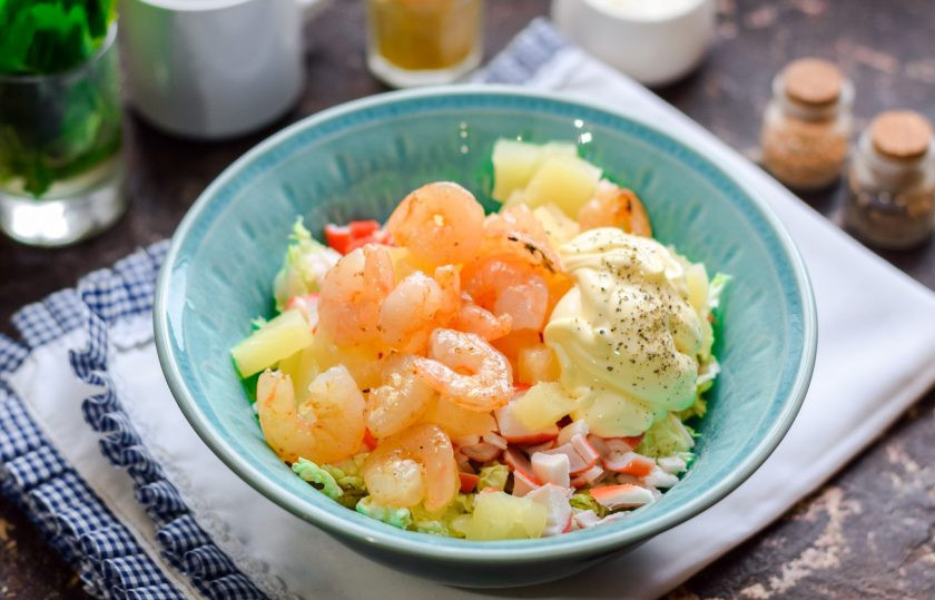 1. Этап. Салат с крабовыми палочками, креветками и ананасами: Креветки поджарьте на сухой сковороде, добавьте в салат. Заправьте салат майонезом и подавайте к столу.