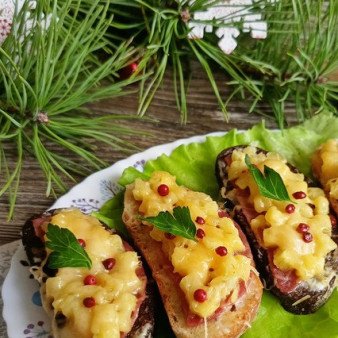 Бутерброды с сыровяленой индейкой и ананасом