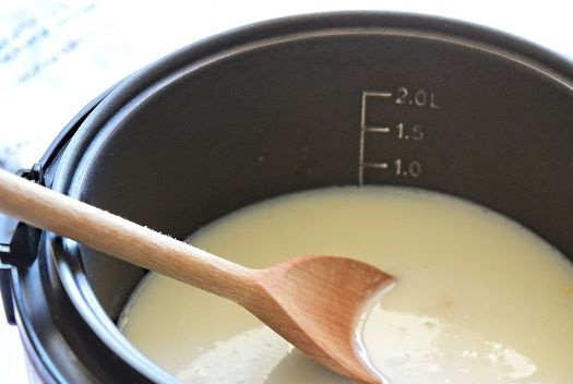 1. Этап. Геркулесовая каша в мультиварке: 3. Добавьте молоко и воду.