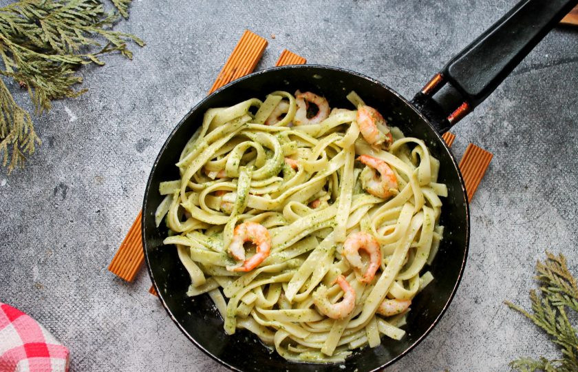 1. Этап. Паста с креветками и соусом Песто: Все перемешайте, прогрейте на среднем огне в течение 1-2 минуты и подавайте к столу.