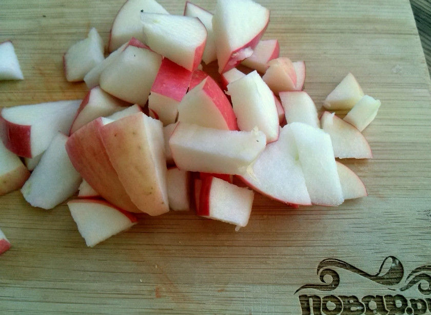1. Этап. Вегетарианская шарлотка без яиц: Яблоки порежьте на кубики.