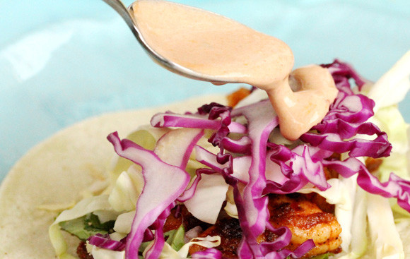 1. Этап. Салат под соусом: 14. Взбрызнуть сверху свежевыжатым соком половинки лайма или лимона и полить соусом. Вот такой очень аппетитный и вкусный, даже не сомневайтесь, салат под соусом в домашних условиях получился.