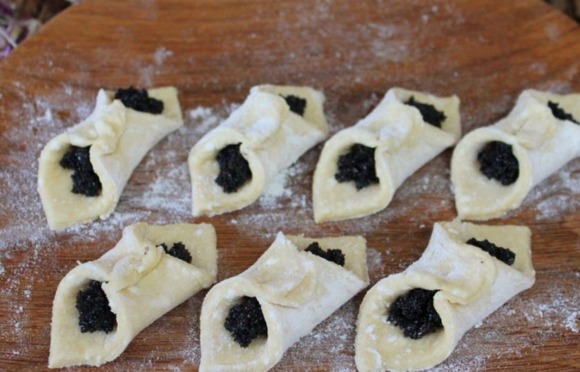 1. Этап. Творожное печенье с маком: Противоположные края теста соединяем, как на фото.