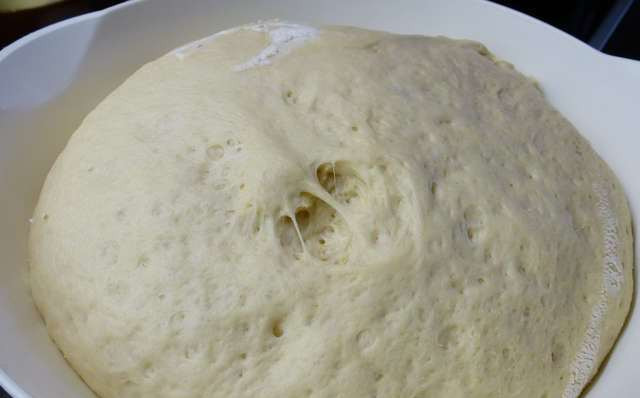 1. Этап. Пирожки с грибами и капустой: Замешайте в тесто сливочное масло, хорошо вымешиваем и оставляем на 2 часа под полотенцем. За это время тесто пару раз нужно обмять.