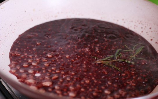 1. Этап. Говядина с гранатом: Мясо натираем приправами. Готовим соус из гранатового сок и вина. Заливаем мясо этим соусом и оставляем на ночь в холодильнике.