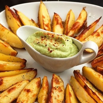 1. Этап. Печеный картофель с соусом из авокадо: Готовый горячий картофель подаем вместе с охлажденным соусом из авокадо. Приятного аппетита!