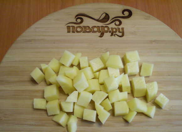 1. Этап. Суп рыбный с грибами: 2. Режем картофель кусочками. Воду для супа доводим до кипения.