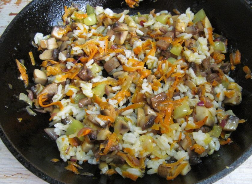 1. Этап. Кабачки с рисом и грибами: И в последнюю очередь высыпаем рис. Перемешайте, чуть прогрейте, пробуем на вкус, достаточно ли соли и перца. На этом этапе начинка должна быть уже вкусной, потом исправлять будет поздно.