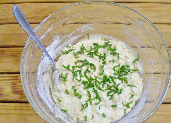 1. Этап. Лепешка с маслом: 4. Добавляем мелко порезанный чеснок, так легче замешать его в тесто. Затем вводим остальную муку.