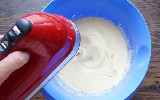 1. Этап. Открытый торт с ягодами: 3. В отдельной емкости взбейте яйца с сахаром и щепоткой соли в плотную мягкую массу. Лучше всего использовать для этого технику.