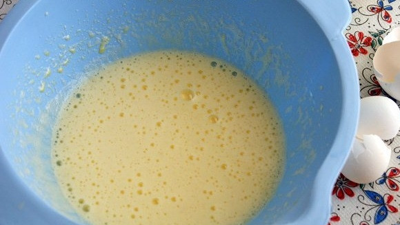 1. Этап. Торт на кипятке: 1. В глубокую мисочку вбейте яйца, взбейте их немного вилкой или венчиком.