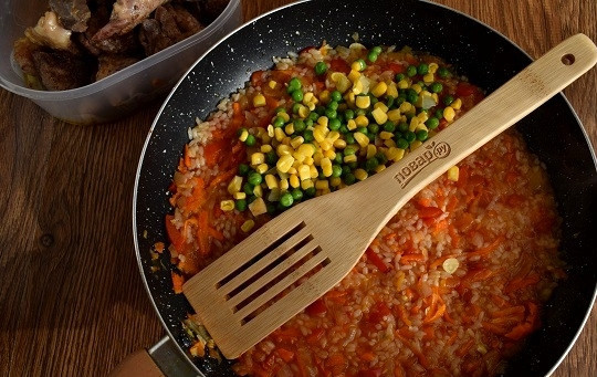 1. Этап. Курица с рисом и овощами по-каталонски: Добавьте свежемороженые горошек и кукурузу.