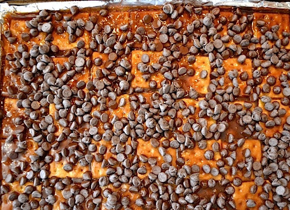 1. Этап. Десерт из крекеров с шоколадом: 7. Как только масса перестала пузыриться, посыпьте все шоколадом.