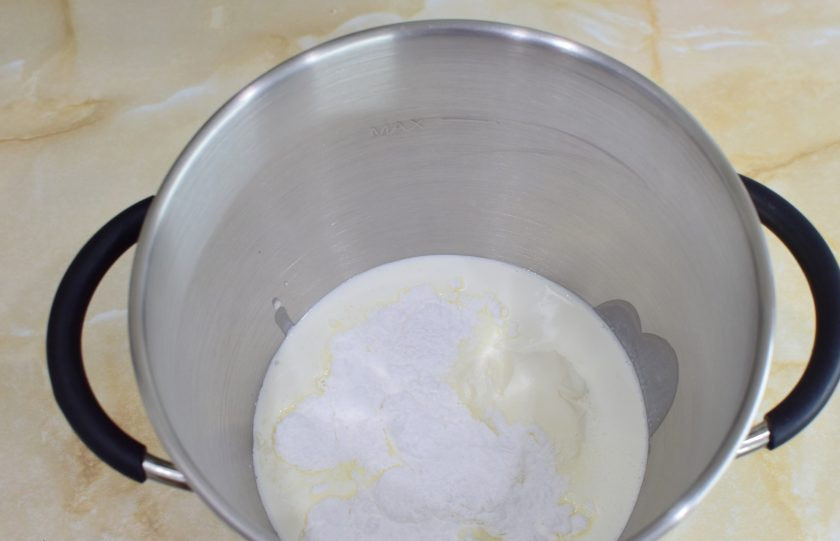 1. Этап. Ванильные кексы с кремом: Для крема соедините сливки 33%, творожный сыр и сахарную пудру. Взбейте все в густой крем.