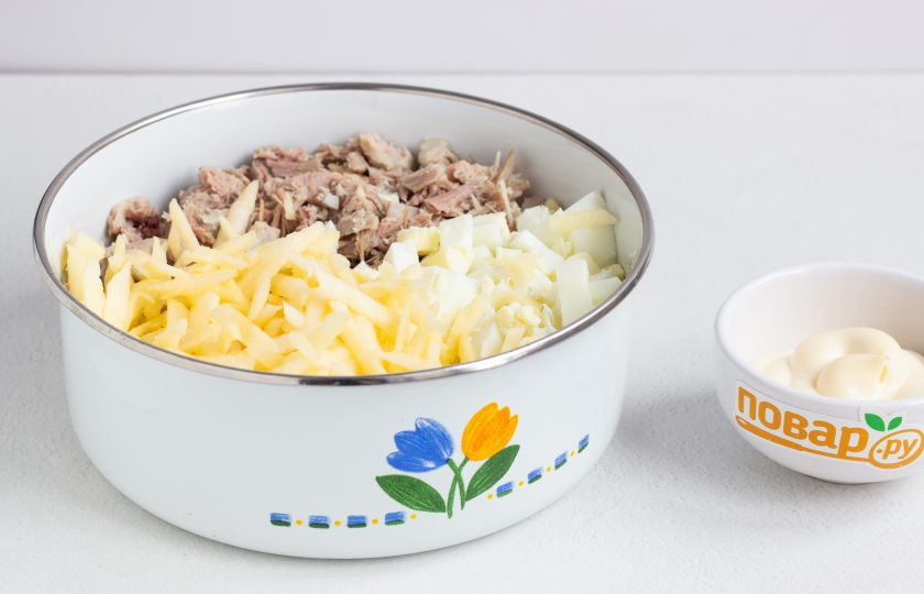 1. Этап. Салат Гранатовый: Яйца очистите и нарежьте кубиком. Мясо тоже нарежьте кубиком или разделите на волокна. Яблоко очистите от сердцевины и кожуры, натрите на крупной терке.