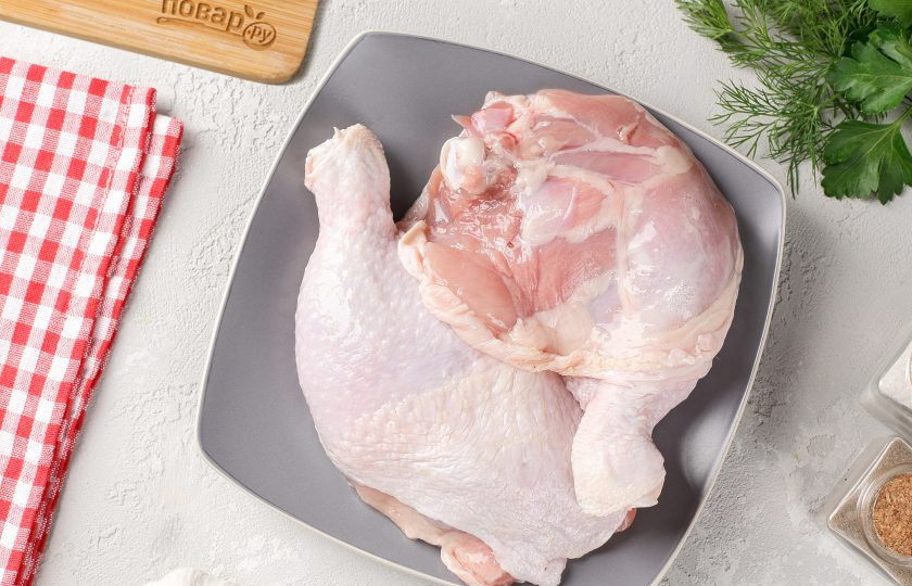 1. Этап. Куриные ножки со сметаной и сыром: Курицу промойте и обсушите.