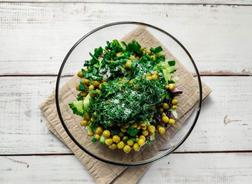 1. Этап. Салат с краснокочанной капустой и горошком: Зелень мелко нарежьте, добавьте соль, растительное масло и хорошо все перемешайте.