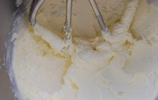 1. Этап. Молочный крем: Сливочное масло соедините в чаше миксера с сахарной пудрой, взбейте в течение 4 минут.