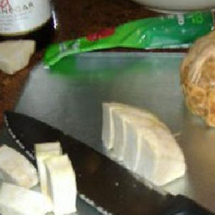 1. Этап. Пикантная выпечка: Пока готовится соус, чистим сельдерей и трем сыр.