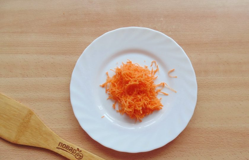 1. Этап. Манная каша с морковью: Морковь очистите, помойте и натрите на терке с мелкими отверстиями.