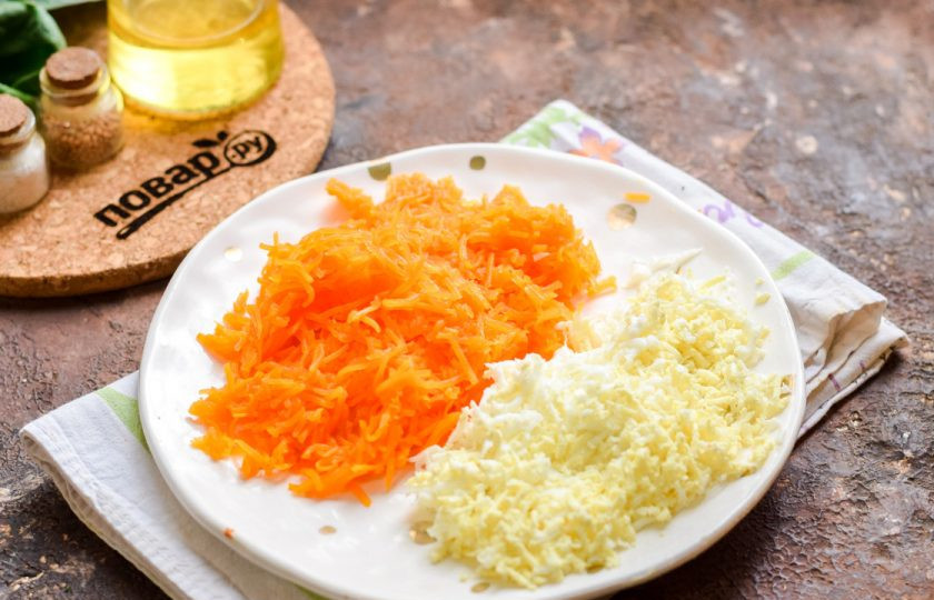 1. Этап. Салат Алматинский: Вареные яйца и вареную морковь натрите на мелкой терке.