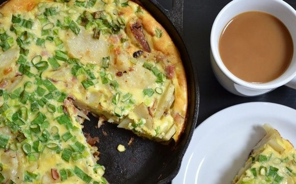 1. Этап. Фриттата с ветчиной и картофелем: 8. Достаньте готовое блюдо из духовки, остудите в течение 5 минут и подавайте к столу. Приятного аппетита!