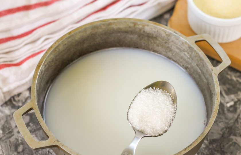 1. Этап. Кукурузная каша для грудничка: Сразу же всыпьте соль и сахар, перемешайте.