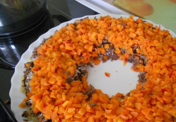 1. Этап. Салат с говядиной Гранатовый браслет: Затем слой морковки – её можно потереть на терке, либо мелко порезать.