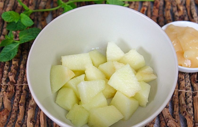 1. Этап. Фруктовый салат из дыни, персика и черного абрикоса: Дыню нарезаем кусочками и выкладываем в пиалу.