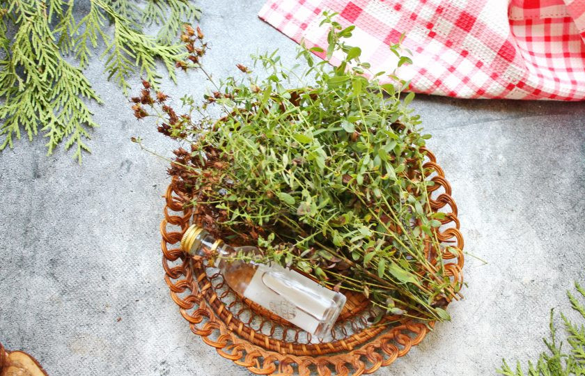 1. Этап. Настойка из зверобоя: Подготовьте все необходимые ингредиенты для приготовления настойки из зверобоя. Траву переберите, сполосните и дайте ей полностью высохнуть.