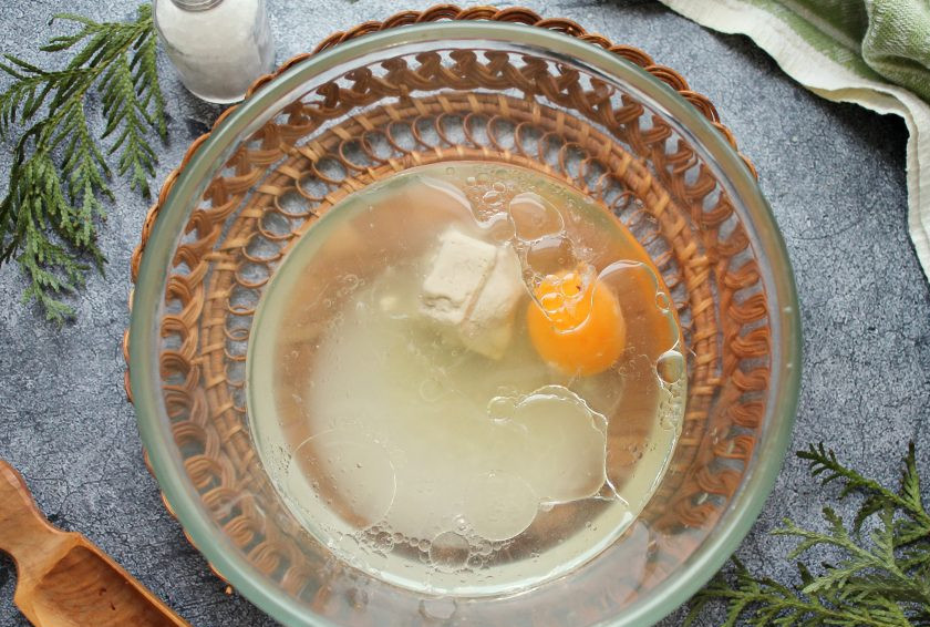 1. Этап. Пирожки с фруктами в духовке: В миску налейте теплую воду, добавьте соль, сахар и свежие дрожжи. Влейте растительное масло и хорошо все перемешайте.