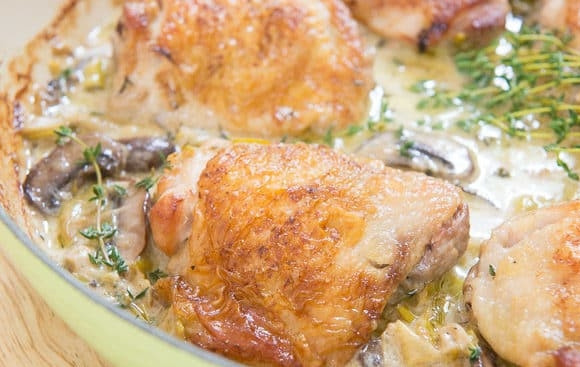 1. Этап. Куриные бёдра в сливочном соусе: 6. Запекайте блюдо 20 минут при 190 градусах в духовке. Всё готово! Приятного аппетита!