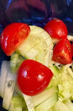 1. Этап. Салат с морковью и коктейльными томатами: Далее в огурцу нарезаем коктейльные томаты на четвертинки