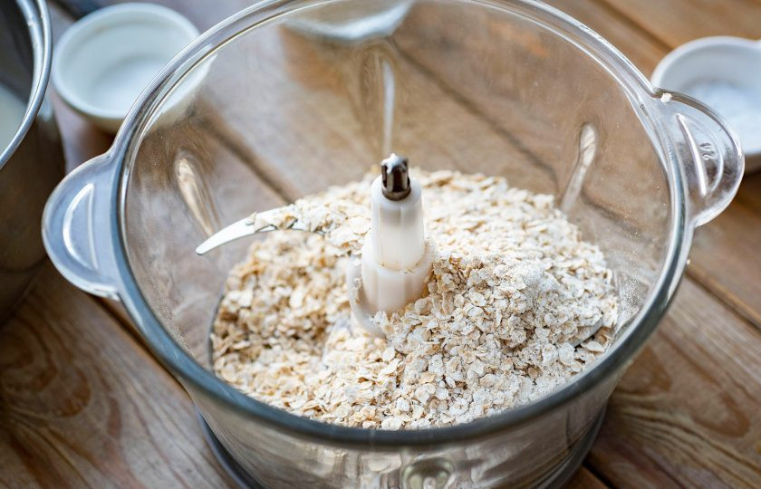 1. Этап. Ирландский хлеб из овсянки: Овсяные хлопья выложите в чашу блендера.