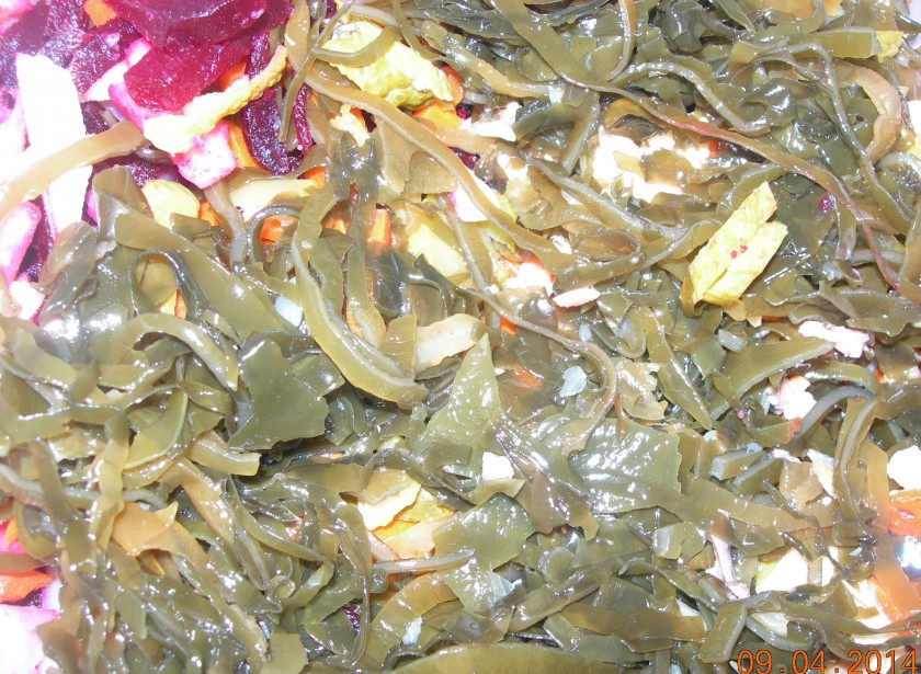 1. Этап. Винегрет Морской: Филе рыбы нарежьте ломтиками. Все компоненты смешайте с морской капустой, заправьте маслом и посолите.