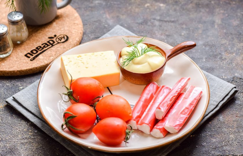 1. Этап. Салат Кайфовый с крабовыми палочками: Подготовьте ингредиенты. Крабовые палочки заранее достаньте из морозильной камеры.