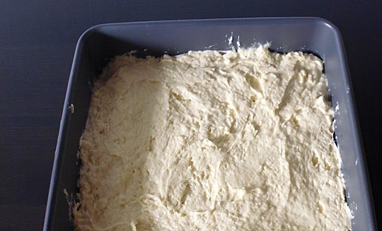 1. Этап. Пирог с персиками и карамелью: Выложите тесто на персики и равномерно распределите по всей поверхности.