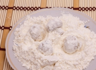 1. Этап. Шампиньоны в кляре: После этого грибы обваляйте в муке.