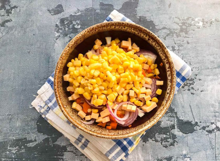 1. Этап. Салат Застольный с курицей: Кукурузу добавьте к остальным ингредиентам.