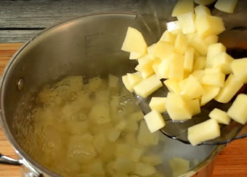 1. Этап. Суп из рыбных консервов (из горбуши): Наливаем в кастрюлю 2 литра воды, добавим нарезанный кубиками картофель, чуть посолим и отправляем на плиту.