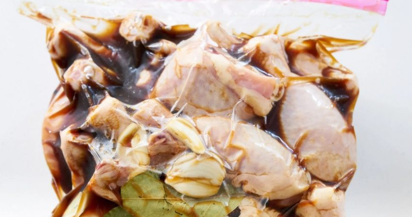 1. Этап. Куриные ножки в пикантном маринаде: 2. Вложите в пакет курицу и максимально удалите воздух с него, плотно закройте. Оставьте пакет в холодильнике на ночь.