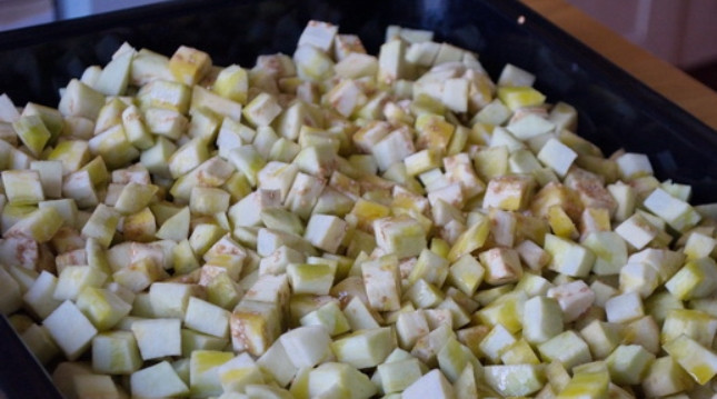 1. Этап. Баклажанная икра на зиму: 1. Вымойте баклажаны, очистите их от кожуры и нарежьте кубиками. Выложите их на противень, политый подсолнечным маслом, сверху их также полейте маслом. Запекайте в разогретом до 180 градусов духовом шкафу 60 минут.