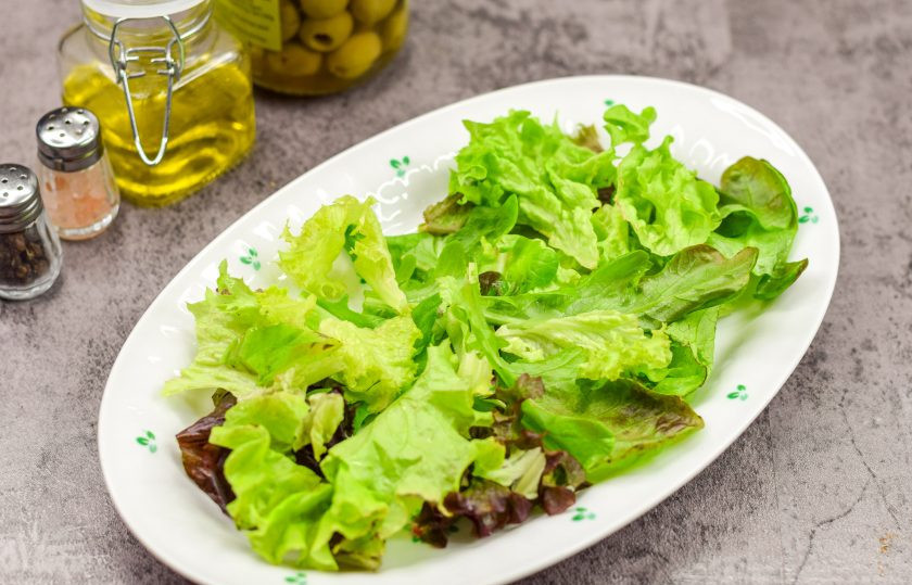 1. Этап. Закуска Итальяночка: Подготовьте тарелку для салата. Салатные листья ополосните и просушите. После порвите листья руками и выложите в тарелку.